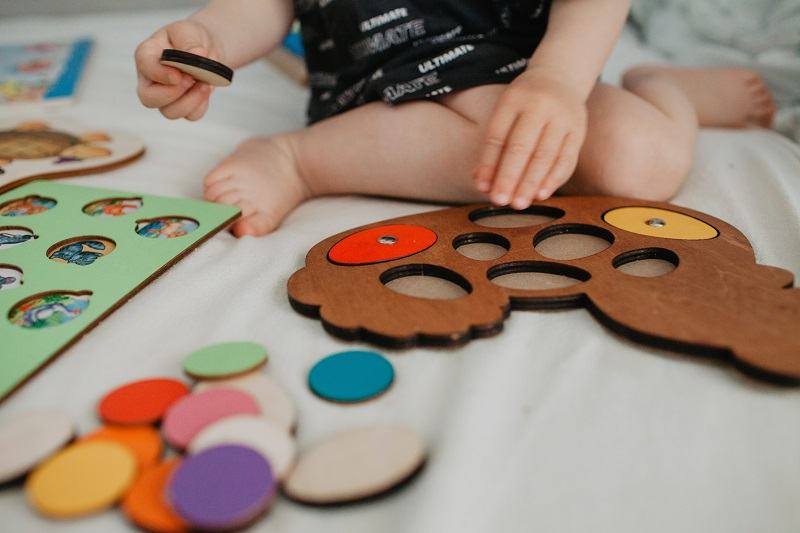 Solutii de joaca pentru bebelusii care se plictisesc repede