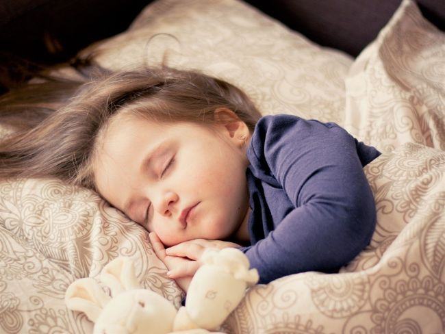 Studiu: Daca duci copilul in pat mai devreme, va fi mai fericit si mai sanatos