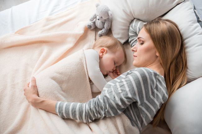 Bebelusul trebuie sa doarma cu mama pana la varsta de 3 ani