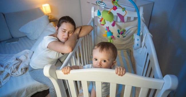 Parintii pierd 700 de ore de somn cand se naste copilul