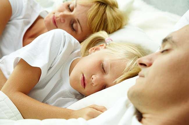 Parintii care nu dorm bine noaptea cred despre copilul lor acelasi lucru