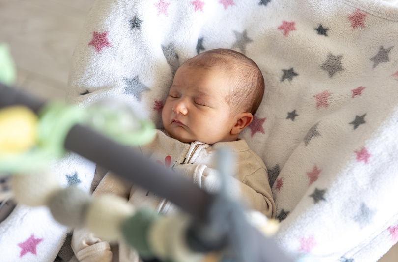 Somnul bebelusului: lumini calde si sunete care calmeaza