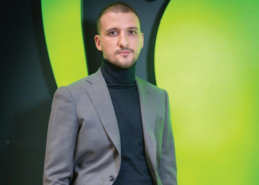 Fosta partenera a lui Stefan Mandachi cere ordin de protectie. Tanara sustine ca a fost agresata de fata cu copilul: "A scos cutitul"
