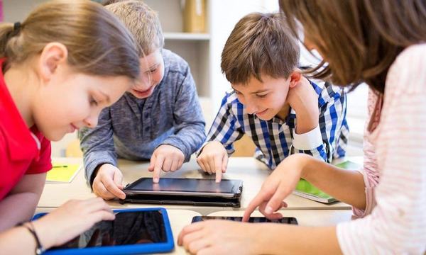 Profesor: Mai sunt 5 saptamani pana incepe scoala si nicio tableta nu a ajuns la elevi