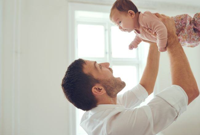 Pentru tatici: Cum sa creezi o legatura puternica intre tine si bebe
