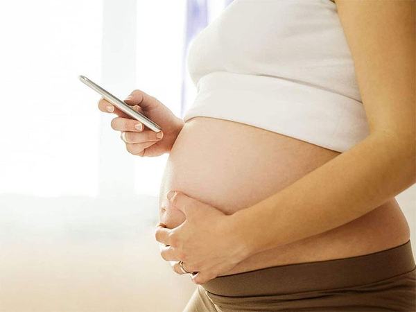 STUDIU! Utilizarea telefonului mobil in timpul sarcinii poate provoca boli grave copiilor