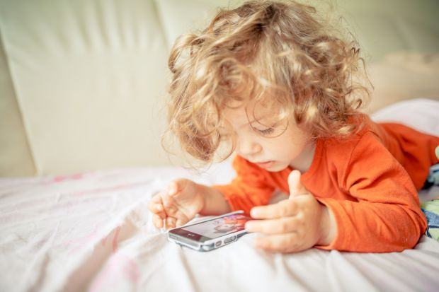 Ce trebuie sa stii inainte sa-i cumperi copilului un telefon. 4 aspecte esentiale de luat in calcul