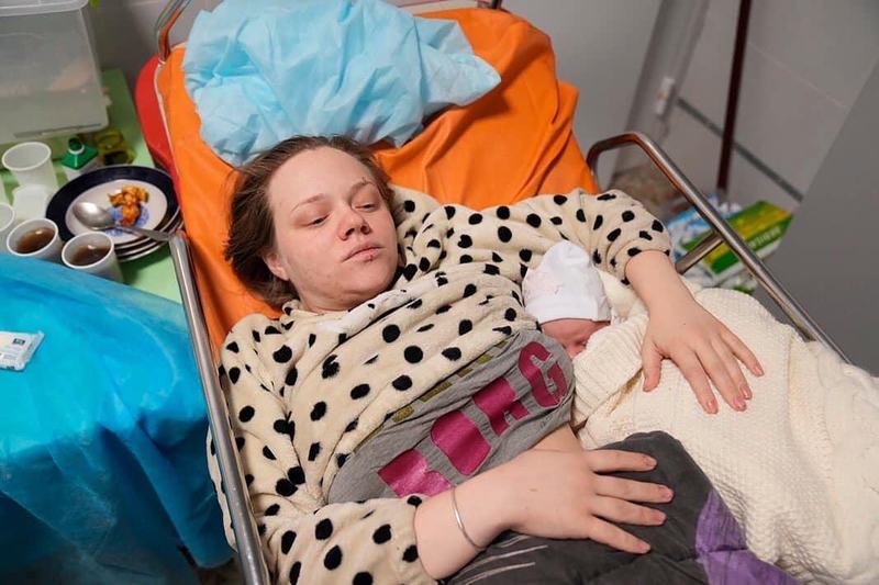 Povestea unei micute luptatoare. O bloggerita din Ucraina a nascut o fetita sanatoasa, dupa ce maternitatea a fost bombardata