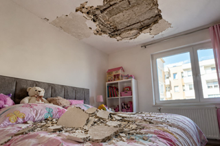 Copil de 6 ani, ranit in propria locuinta dupa ce o bucata de tavan s-a prabusit peste el. Incidentul s-a petrecut intr-un bloc ANL din Dej