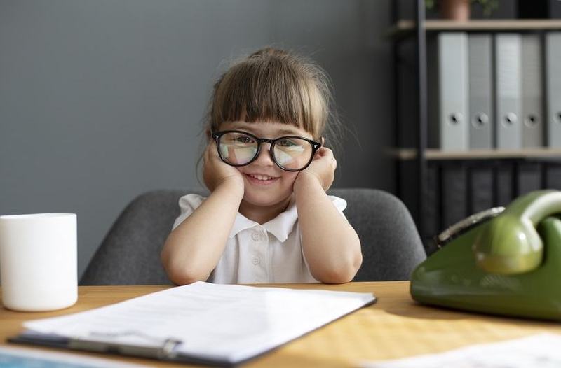 Probleme de vedere la copii mici: semne timpurii si cand sunt necesari ochelari