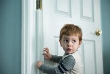 Degetele copiilor prinse in usa: ce trebuie sa faci?