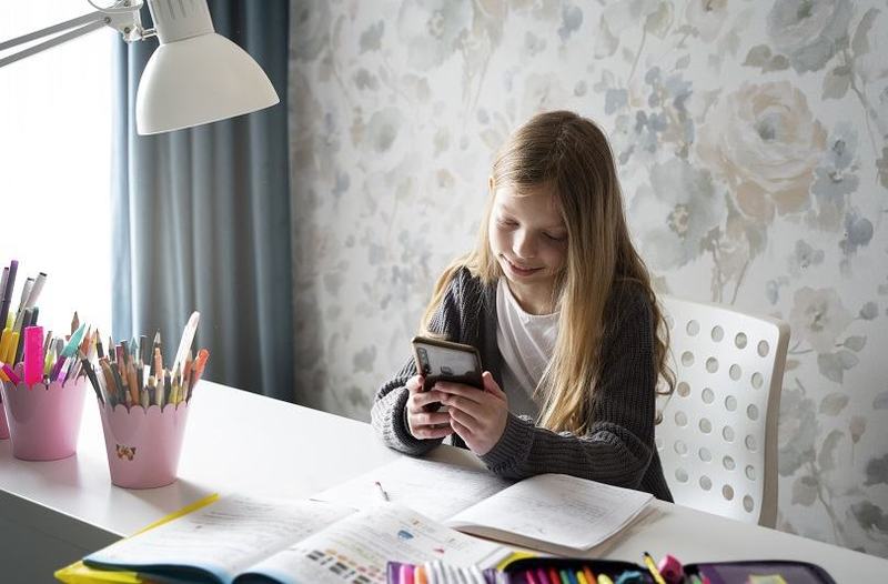 Telefonul ca meditator: cum iti poti ajuta copilul la teme cu aplicatii educationale