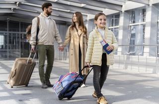 Vacanta cu copii mici: sfaturi utile pentru drumuri lungi, aeroport si bagaje organizate fara stres