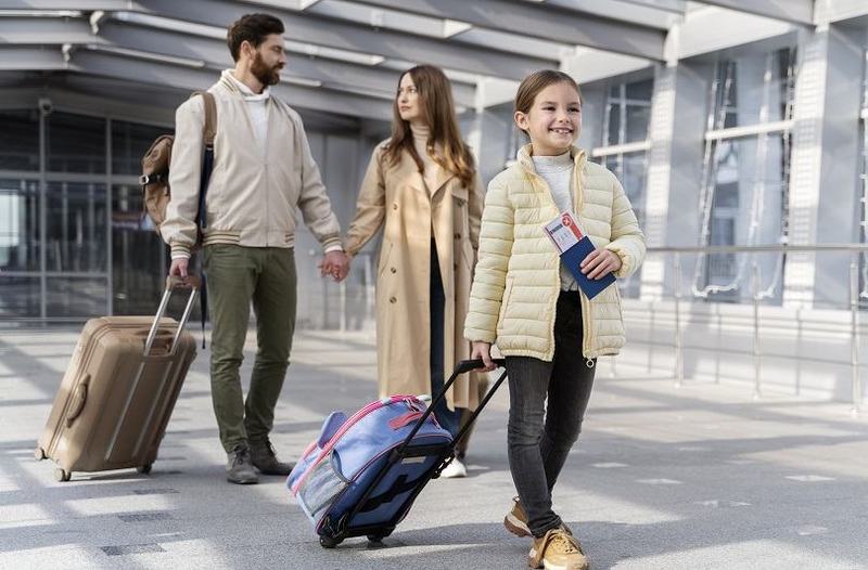 Vacanta cu copii mici: sfaturi utile pentru drumuri lungi, aeroport si bagaje organizate fara stres