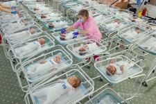 72 de copii nascuti din mame surogat plang in patuturile lor asteptandu-si parintii