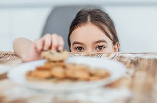 Obezitatea infantila: cum se acumuleaza kilogramele si ce obiceiuri cresc riscul de ingrasare