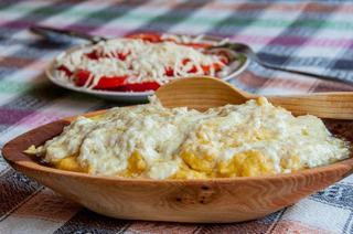 Mamaliguta cu ou, branza si iaurt