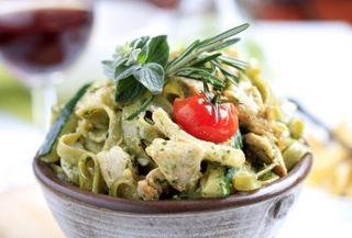 Salata de tagliatelle cu sos pesto si pui