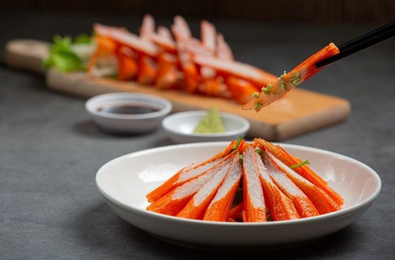 Batoanele surimi din supermarket: din ce sunt facute si cum le folosesti in retete rapide