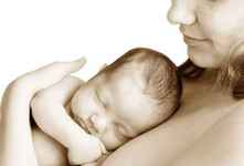 Contactul piele pe piele dintre mama si bebelus dupa nastere