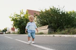 Baietel de 3 ani uitat intr-un autobuz in Brasov, salvat de politisti si reunit cu mama