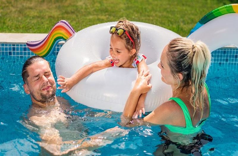 Piscina si joaca in familie: dezvoltarea copiilor mici prin jocuri acvatice