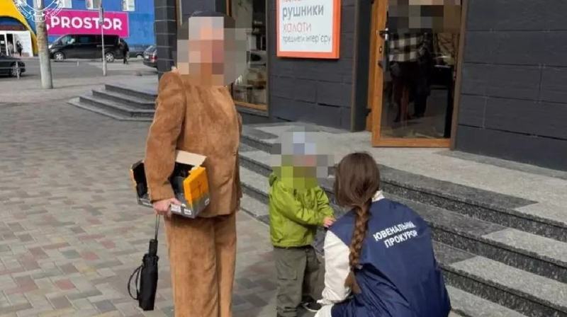 O mama din Ucraina a incercat sa-si vanda copilul de 6 ani si a fost prinsa in flagrant. Suma primita de femeie