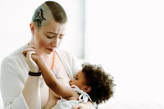 Momentul in care o femeie alapteaza ultima oara inainte de a incepe lupta cu cancerul a devenit viral