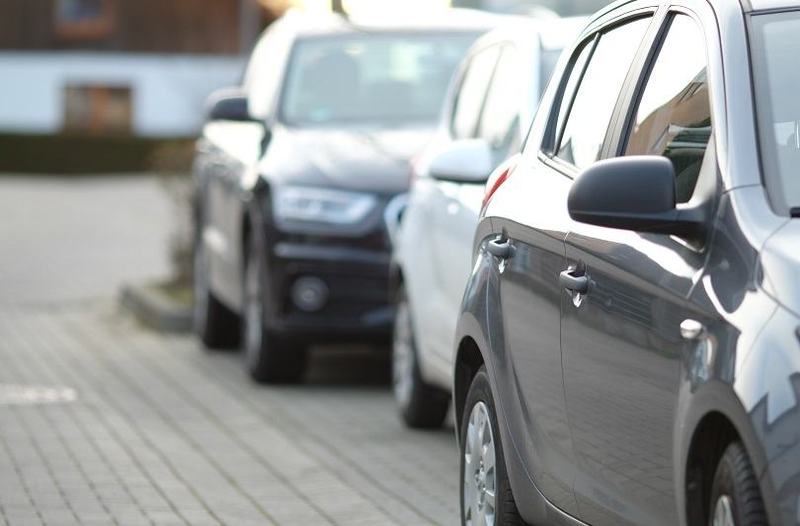 O fetita de 9 ani a murit intr-o masina sufocanta dupa ce mama a lasat-o singura timp de 6 ore