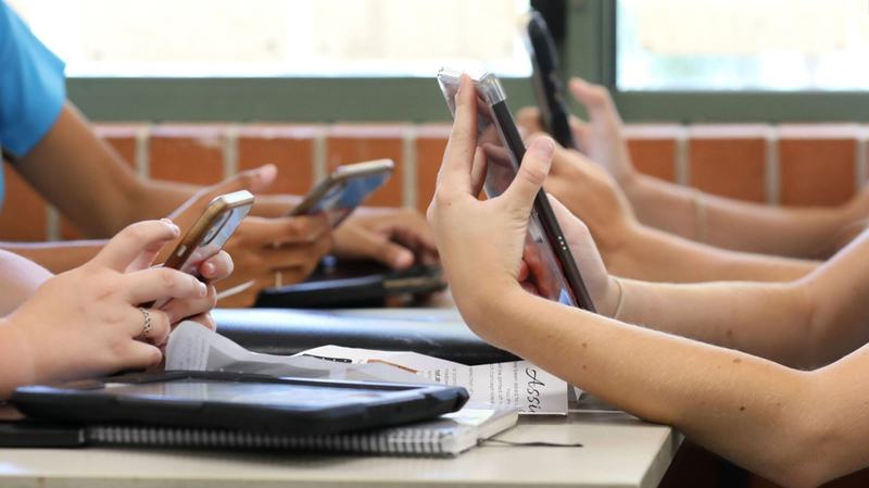 Telefoanele mobile ar putea fi interzise total in scoli, inclusiv in timpul pauzelor. Elevii ar urma sa le lase in spatii speciale