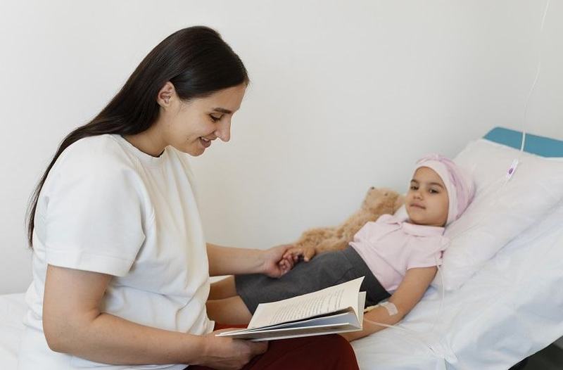 Scoala din Spital ajunge in 10 spitale din Bucuresti. 200 de copii pot beneficia de programul educational