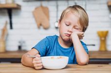 Cum ajuti copilul sa nu mai fie pretentios la mancare? 7 tehnici pentru obiceiuri alimentare sanatoase