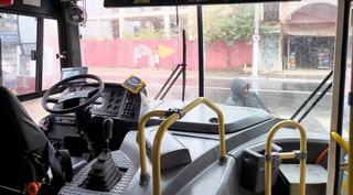 Elev cu dizabilitati, dat jos din autobuz pentru ca nu isi gasea abonamentul. "A ramas singur, in ploaie"