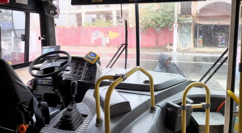 Elev cu dizabilitati, dat jos din autobuz pentru ca nu isi gasea abonamentul. 