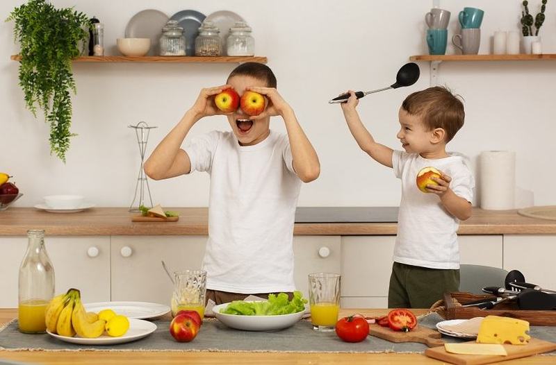 Vacanta fara probleme digestive: Alimente usoare si sanatoase pentru copiii vara