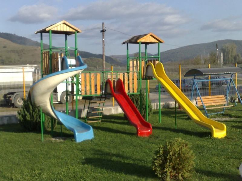 Incident la o gradinita din Iasi. Copil de 3 ani, transportat la spital dupa ce a cazut de pe tobogan