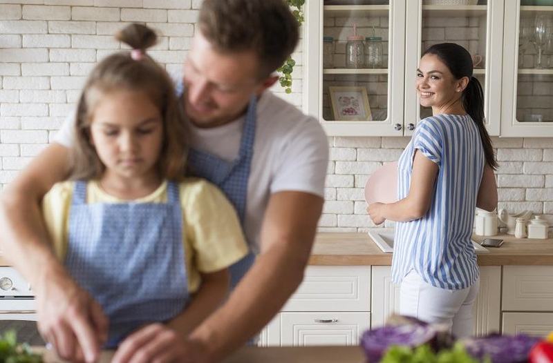Sarcinile casnice si echilibrul in familie: rolul ambilor parinti in cresterea copiilor