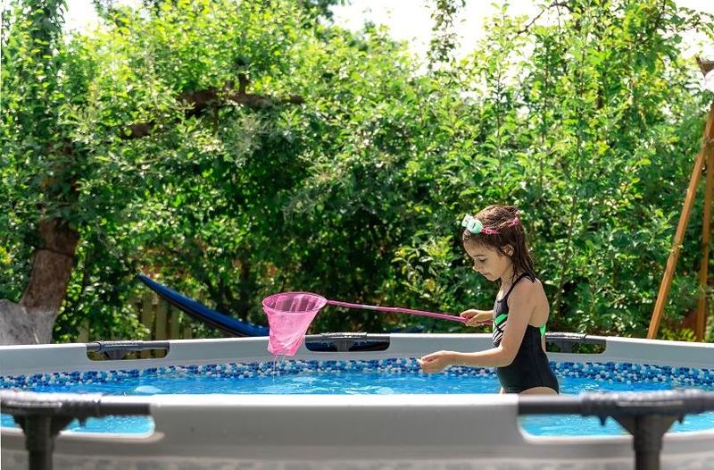 Piscine pentru copii vara: ce tip de piscina alegi si la ce trebuie sa fii atent ca parinte