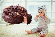 I-a dat bebelusului de 4 luni tort de ciocolata. Cand mama copilului a reactionat i s-a spus ca este exagerata. Tu cum ai reactiona?