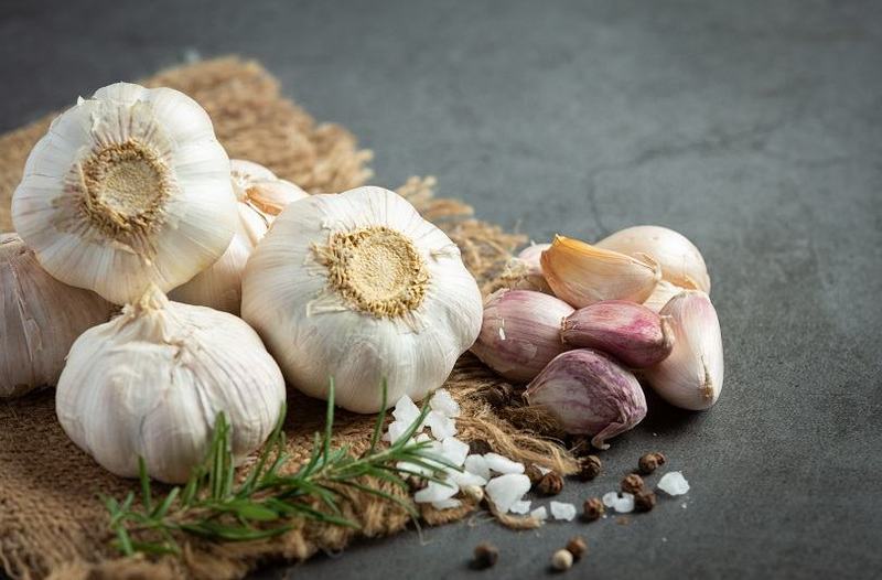 Usturoiul – beneficii pentru sanatate, rol in alimentatie si o reteta inedita de tort de usturoi