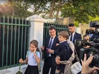 Nicusor Dan si Mirabela Gradinaru, alaturi de Aheea in prima zi de scoala. Fiul lor de 4 ani a fost si el prezent