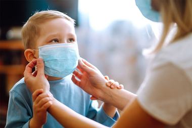 1 din 10 copii infectati cu covid ramane cu simptome dupa vindecare