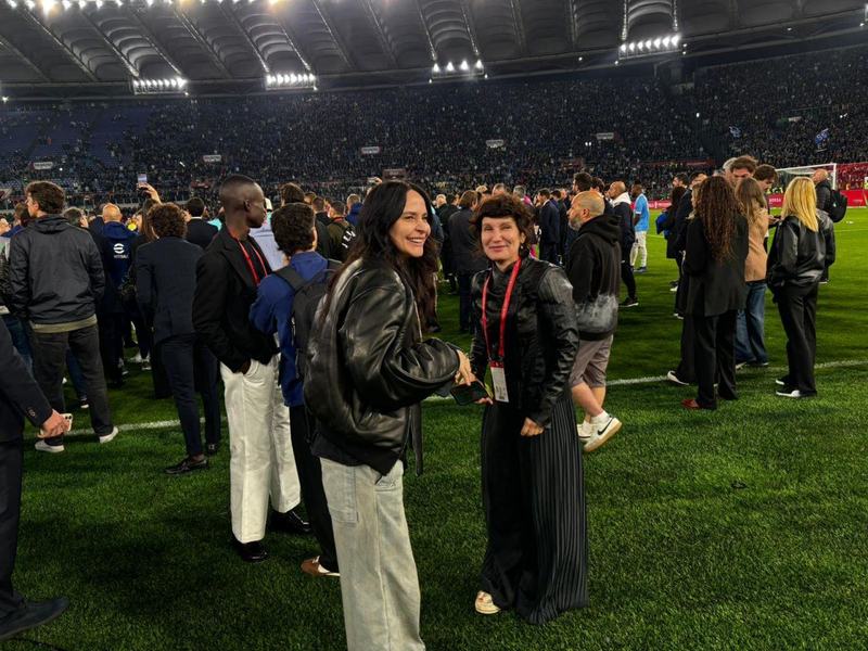 Cristi Chivu si-a imbratisat sotia si fiicele dupa castigarea Cupei Italiei. Momente emotionante pe stadion