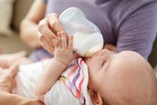 Beneficiile si efectele secundare ale administrarii laptelui praf pentru bebelusi
