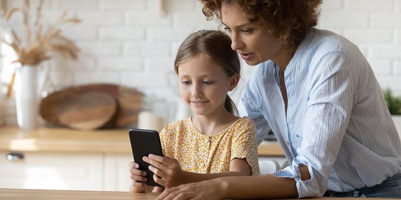 La ce varsta ar trebui sa primeasca un copil primul telefon? Noul criteriu pe care specialistii le cer parintilor sa-l ia in calcul