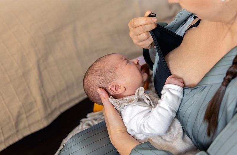 Alaptarea fara stres: 7 accesorii care iti salveaza viata cand bebelusul plange de foame