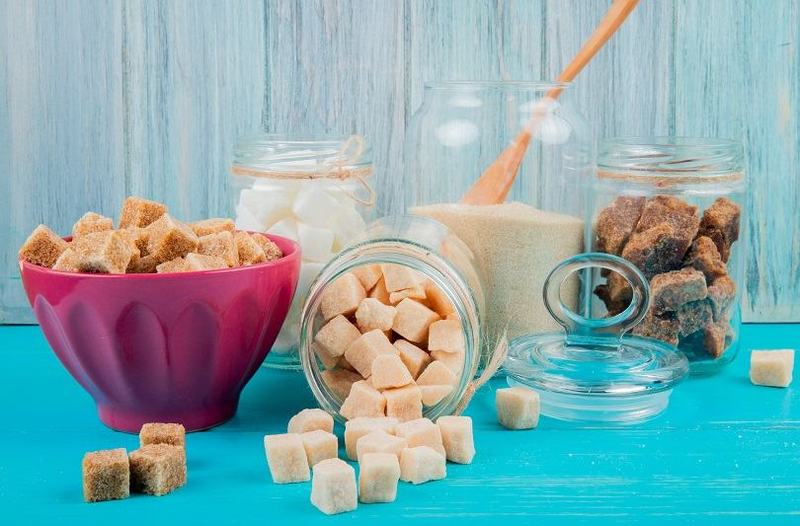 Inlocuitori de zahar noncalorici: beneficii, riscuri si cum ii introduci corect in alimentatie
