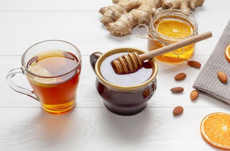 Ceaiul de ghimbir cu fructe de padure si miere: aliatul natural impotriva poftei de dulce