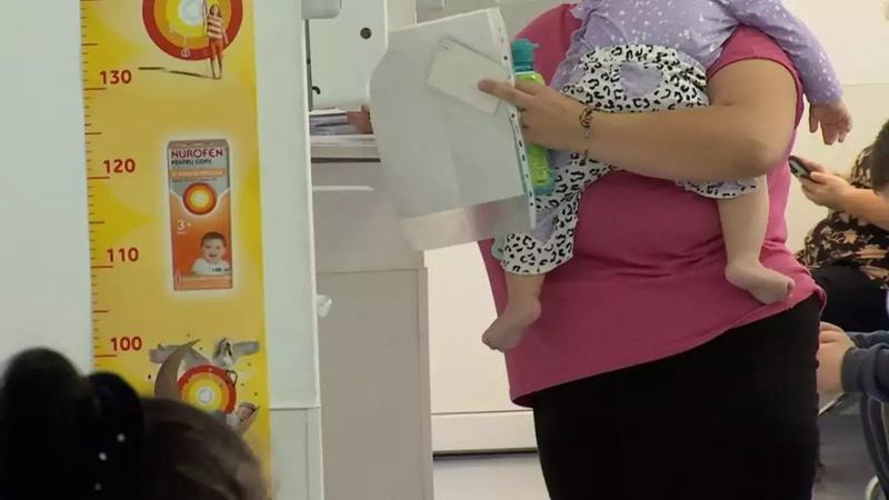 Boala care umple spitalele de pediatrie si ia locul gripei in aceasta toamna: "Febra alerteaza in primul rand"