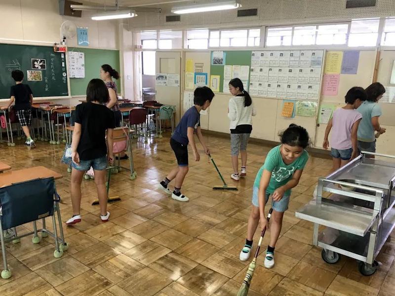 Elevii romani sunt scosi la tabla si dau teste. Ce se intampla intr-o scoala din Japonia: copiii fac singuri inclusiv curatenie